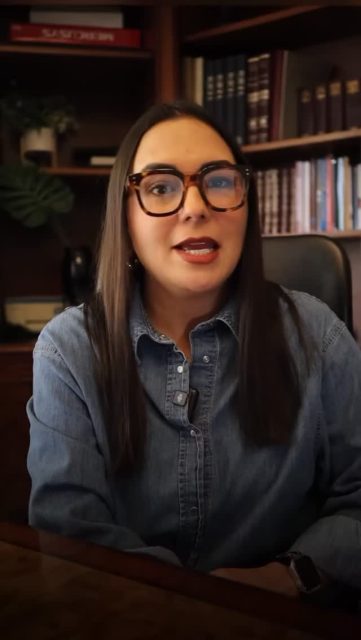 Muchos de los mitos sobre la ansiedad hacen que las personas no busquen ayuda.

De hecho, muchas personas viven con ansiedad durante años porque creen cosas como estas:

❌ “Solo es cuestión de actitud.”
❌ “Si tengo ansiedad, la tendré siempre.”
❌ “Solo las personas débiles la sufren.”

Pero la realidad es diferente.

La ansiedad no es una falta de voluntad ni de fortaleza.
Es una respuesta del cuerpo y la mente que puede aparecer cuando vivimos estrés, presión o situaciones difíciles.

La buena noticia es que sí se puede trabajar y manejar con las herramientas adecuadas.

Entender lo que te pasa es el primer paso para recuperar el control.

No tienes que enfrentarlo solo.

💬 ¿Alguna vez escuchaste alguno de estos mitos sobre la ansiedad?

🔖 Guarda este video si crees que puede servirte o compartirlo con alguien que lo necesite.  #saludmental #bienestaremocional #terapiaonline #ansiedad #autocuidado