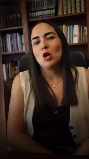 💬 Muchas personas creen que tienen estrés… cuando en realidad es ansiedad.

Aunque a veces se sienten parecidos, no son lo mismo.

📊 Más de 300 millones de personas en el mundo viven con ansiedad, lo que la convierte en uno de los trastornos de salud mental más comunes.

Estas son algunas diferencias importantes:

➡️ Estrés
Es una respuesta a un problema inmediato.
Tu cuerpo se activa para resolverlo y, cuando la situación termina, suele disminuir.

➡️ Ansiedad
Es la sensación de que algo malo puede pasar, incluso cuando no hay un peligro real.
A veces permanece aunque todo parezca estar bien.

Si te identificas con esto, algunas cosas que pueden ayudarte son:

1️⃣ Respirar profundo y lento para ayudar a tu cuerpo a calmarse.
2️⃣ Preguntarte si el peligro es real o si es una suposición de tu mente.
3️⃣ Reducir el consumo de noticias o redes si notas que aumentan tu ansiedad.

Entender lo que estás sintiendo es el primer paso para poder manejarlo.

💬 ¿Te ha pasado que no sabes si lo que sientes es estrés o ansiedad?